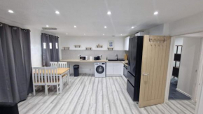 Cozy Modern 2 Bed Flat, With Parking, Close to Town